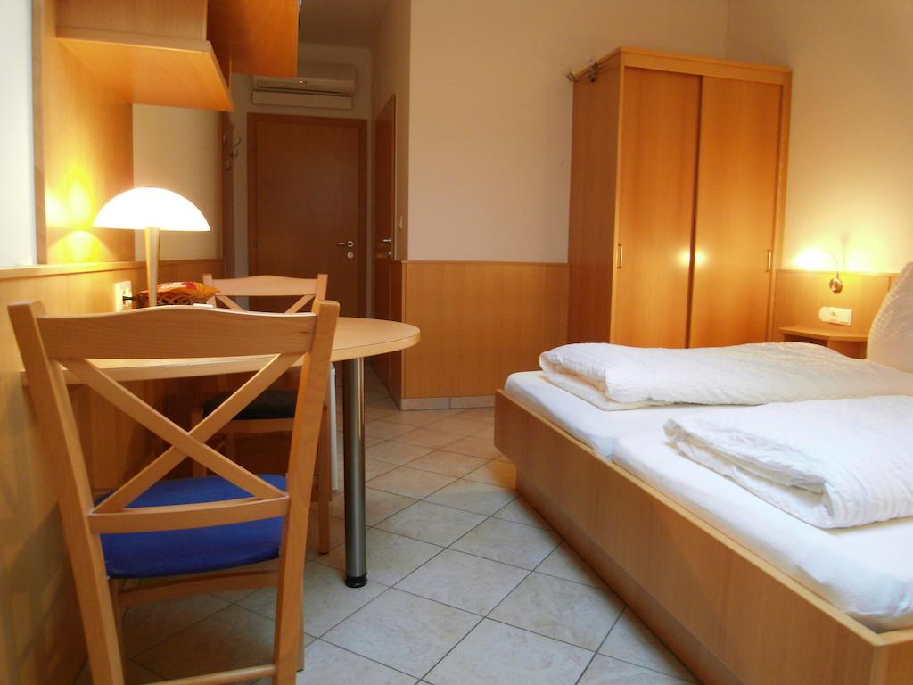 גולס Weinhotel Kirchenwirt מראה חיצוני תמונה